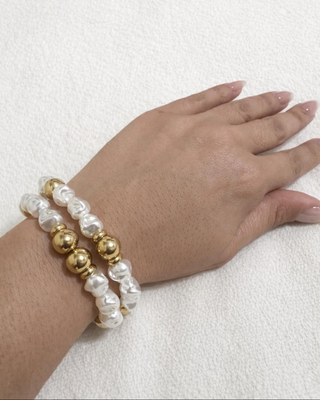 Pulsera artesanal con perla blanca