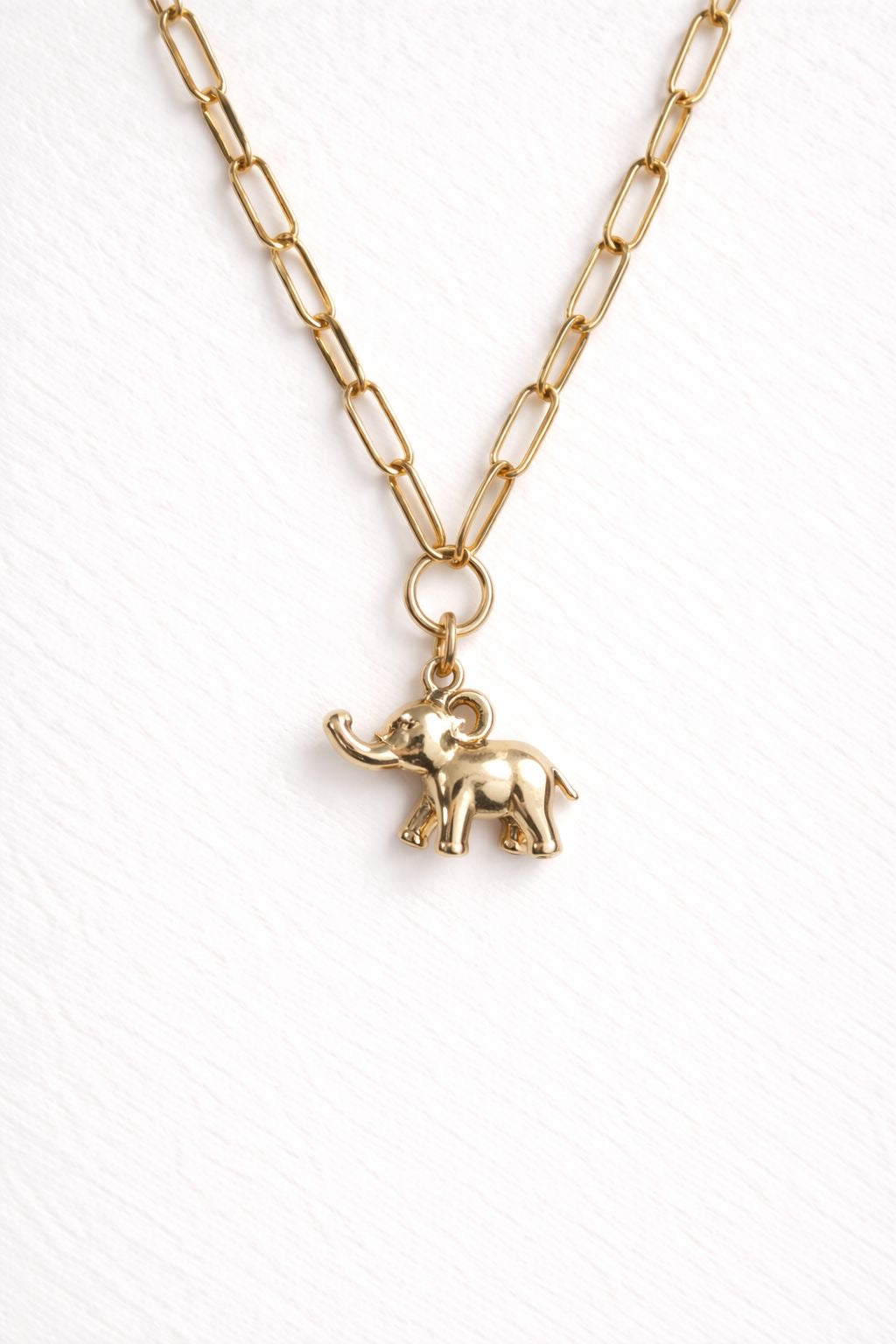 Collar de perrito en plata y elefante en dorado en acero inoxidable.