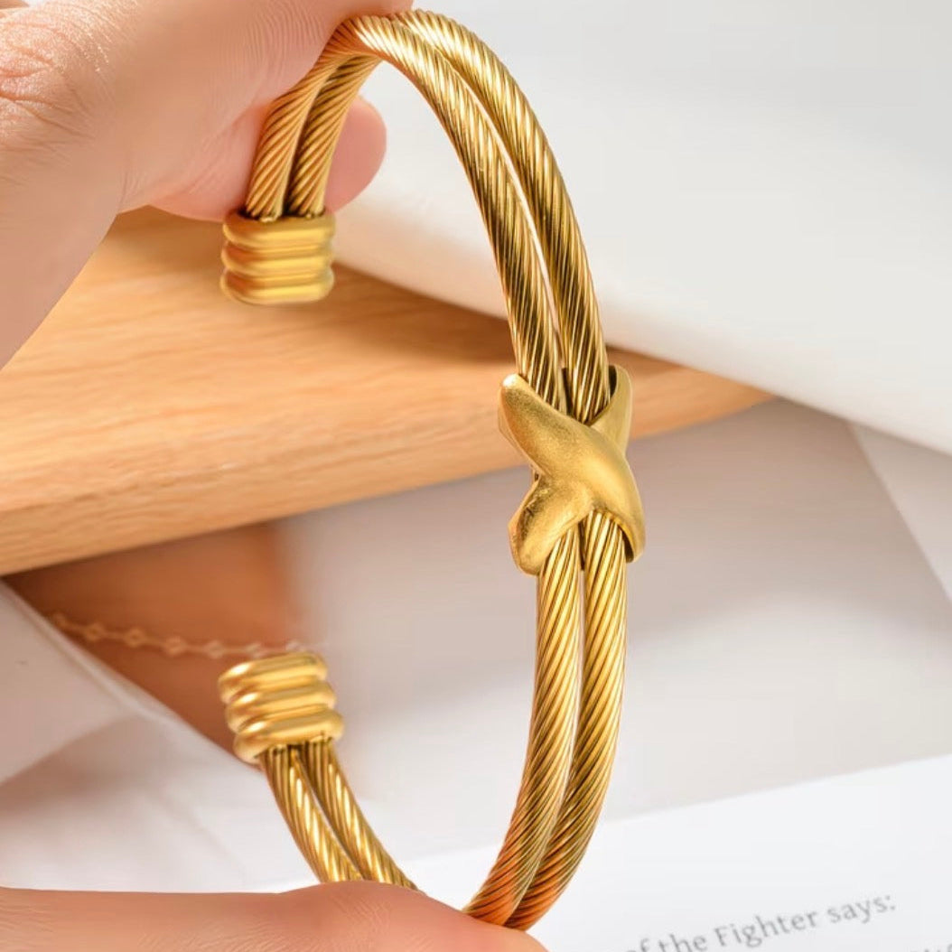 Pulsera dorada de acero inoxidable, elegante y versátil.