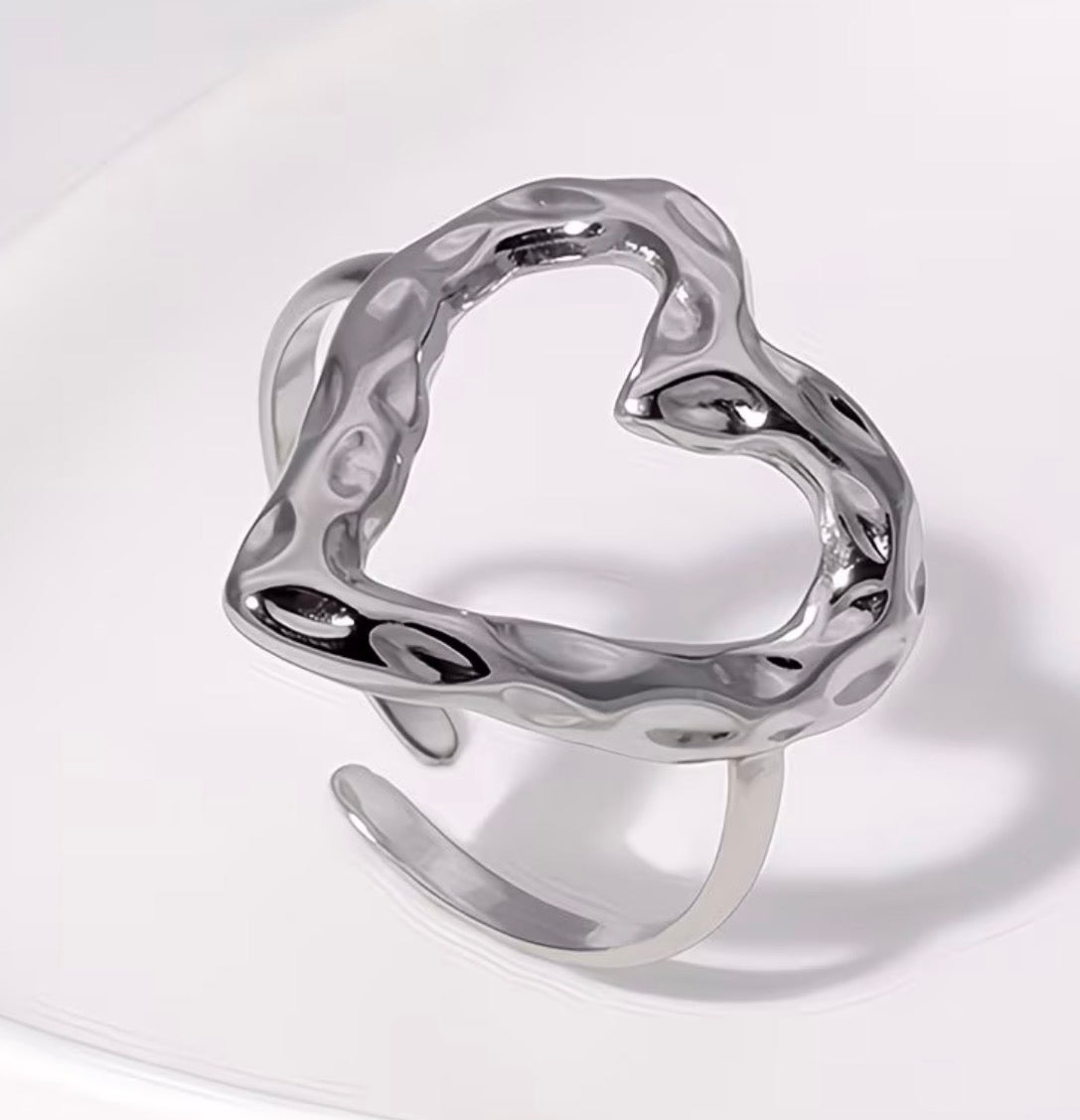 Sortija de corazón en acero inoxidable ajustable.