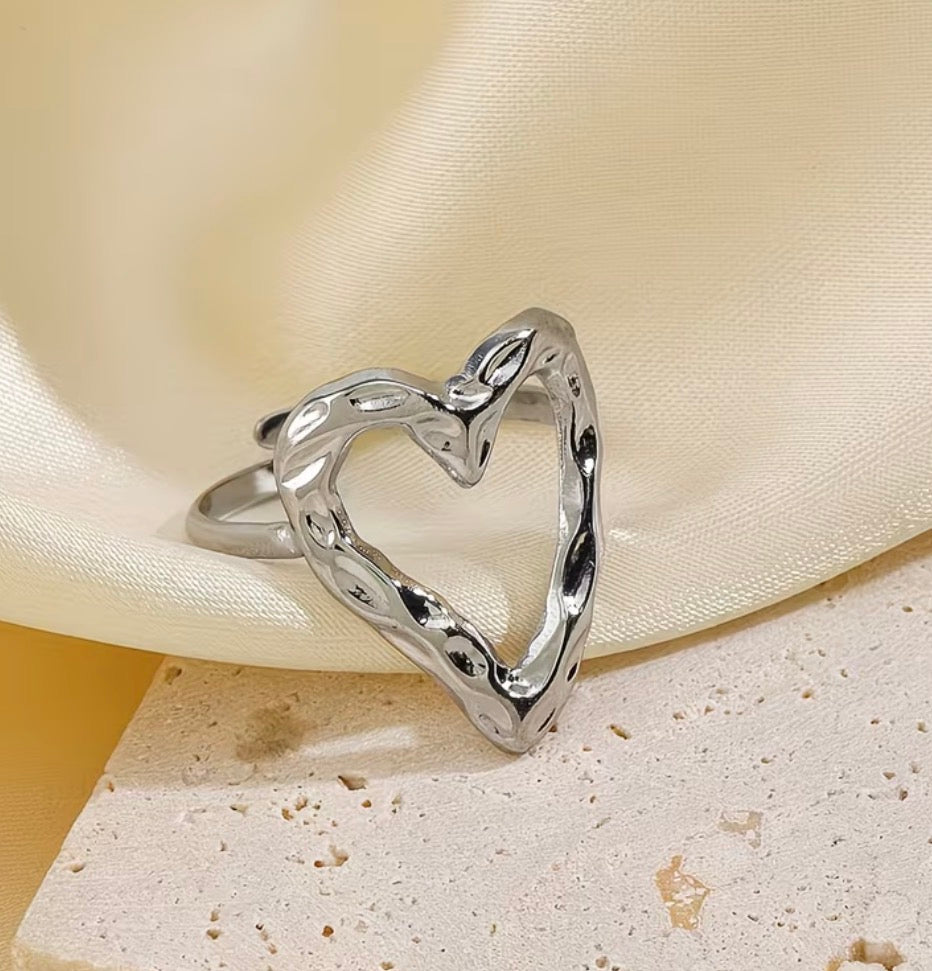 Sortija de corazón en acero inoxidable ajustable.