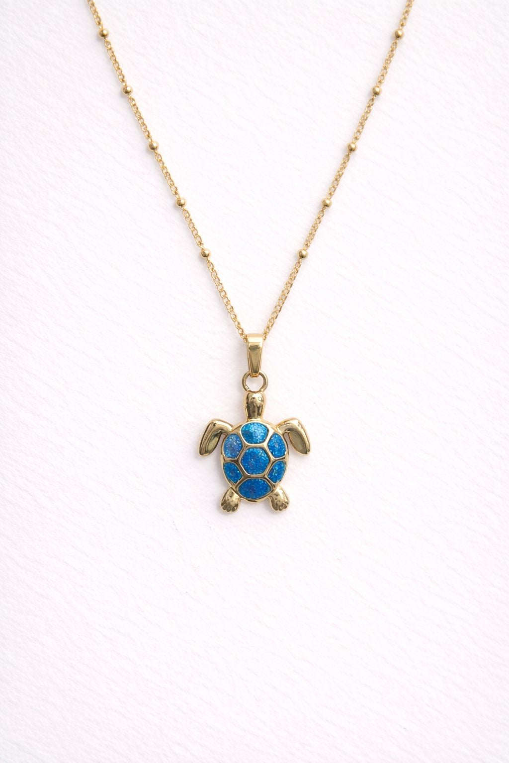 Hermoso collar de tortuga en acero inoxidable.