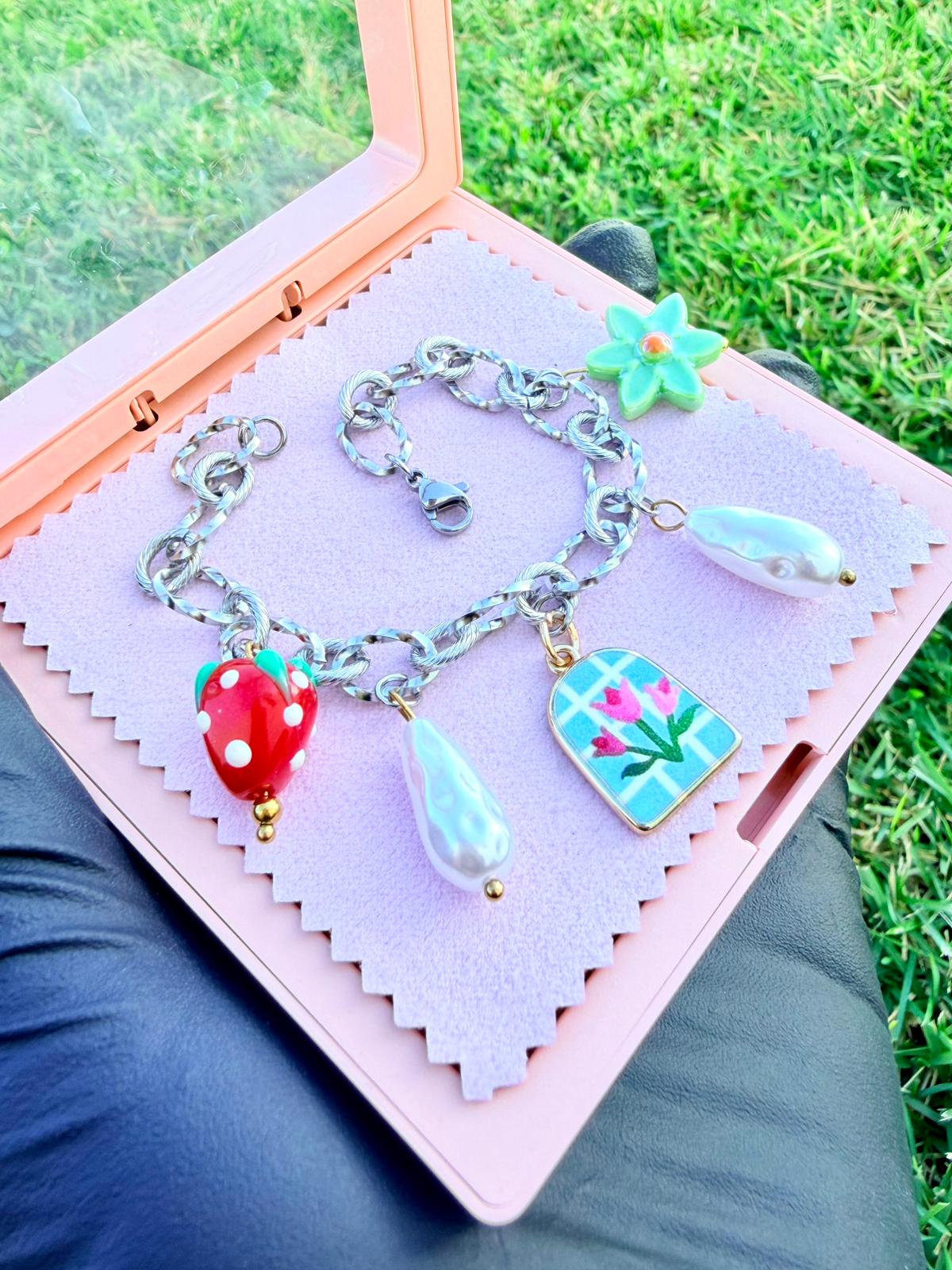 Pulsera plata con dijes oro